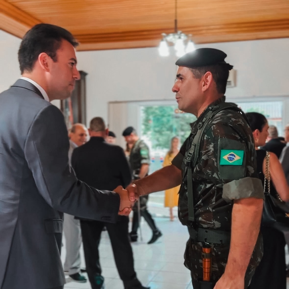 Prefeito Lucas Menezes participou da solenidade de troca de comando do 9º Regimento de Cavalaria Blindado