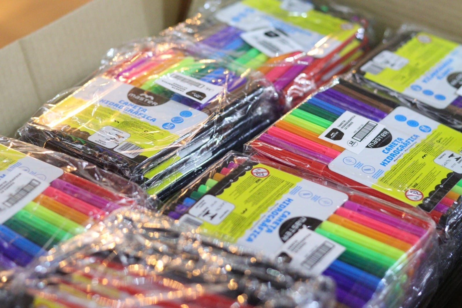 EDUCAÇÃO ENTREGA MATERIAIS ESCOLARES PARA ALUNOS NESTA  SEGUNDA. 10 - 06