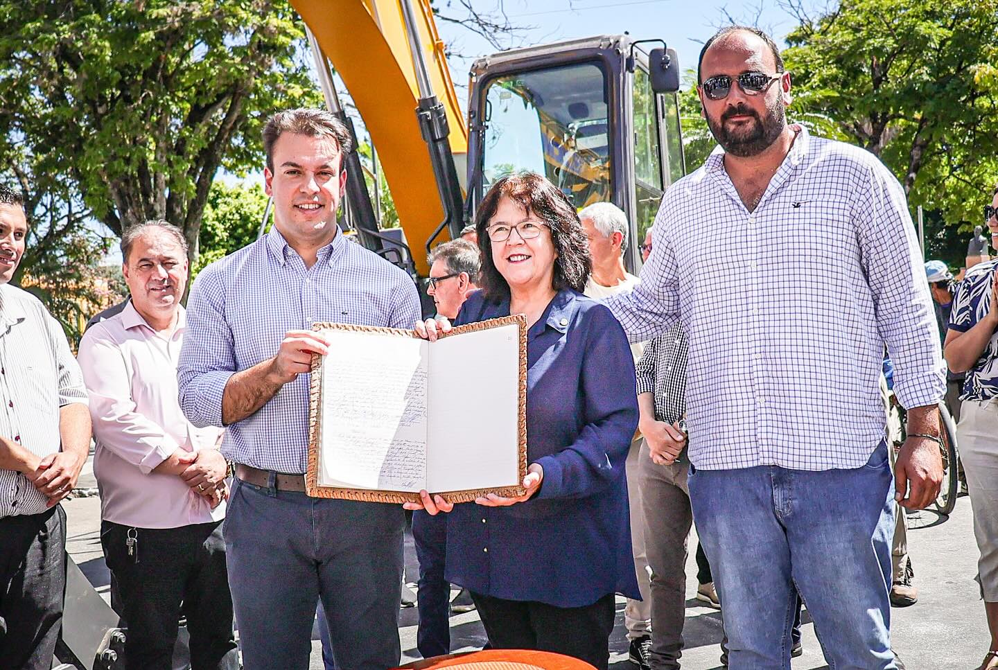 PREFEITURA ENTREGA NOVO MAQUINÁRIO PARA RECUPERAÇÃO DAS ESTRADAS
